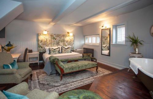 Dorchester Hotel | Discover The King's Arms: Pet-Friendly Retreat with Hot Tub
