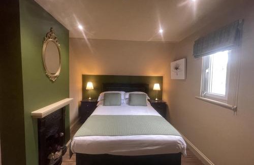 Hursley Bed & Breakfast | Relax at The King's Head - 4-Star Stay with Breakfast & Pets