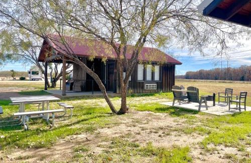Elm Mott Ski Chalet | Comfortable Kingfisher Cabin Near Magnolia & Baylor University