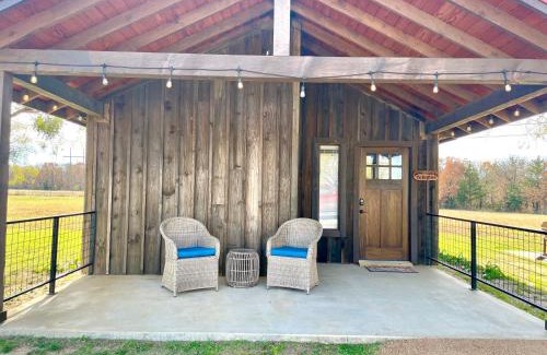 Elm Mott Ski Chalet | Comfortable Kingfisher Cabin Near Magnolia & Baylor University