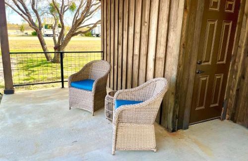 Elm Mott Ski Chalet | Comfortable Kingfisher Cabin Near Magnolia & Baylor University