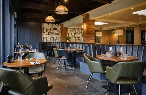 Cardington Hotel | Experience Comfort at The Kingfisher - Pet Friendly Retreat