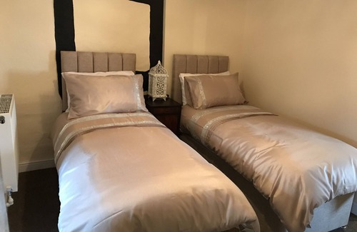 Eccleshall Bed & Breakfast | Guest Rated 9.2: The Kings Arms Hotel with Family-Friendly Amenities
