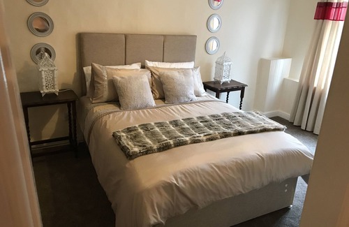 Eccleshall Bed & Breakfast | Guest Rated 9.2: The Kings Arms Hotel with Family-Friendly Amenities