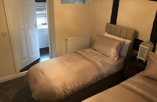 Eccleshall Bed & Breakfast | Guest Rated 9.2: The Kings Arms Hotel with Family-Friendly Amenities