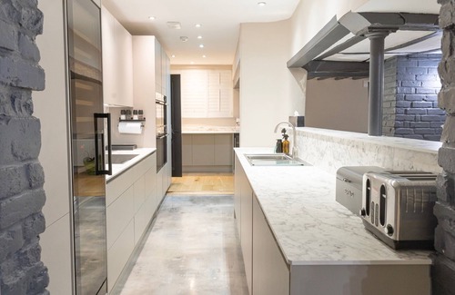 Chelmsford House | Experience Comfort at The Kings Head with Spa & Breakfast