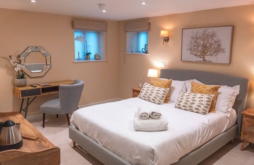 Whiteparish Bed & Breakfast | Discover The Kings Head: Guest Rated 9.8 with Family Amenities
