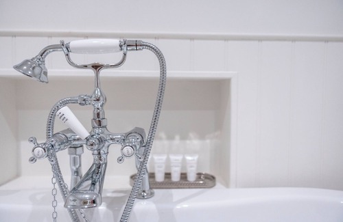 Whiteparish Bed & Breakfast | Discover The Kings Head: Guest Rated 9.8 with Family Amenities
