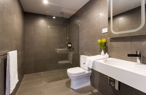 Hamilton Hotel | Discover The Kingsford: Top-Rated 4-Star Hotel with Dining
