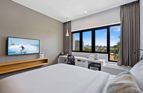 Hamilton Hotel | Discover The Kingsford: Top-Rated 4-Star Hotel with Dining