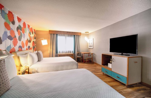 Venice Hotel | Discover The Kinney - Venice Beach with Pool and Spa Access
