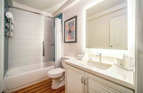 Venice Hotel | Discover The Kinney - Venice Beach with Pool and Spa Access