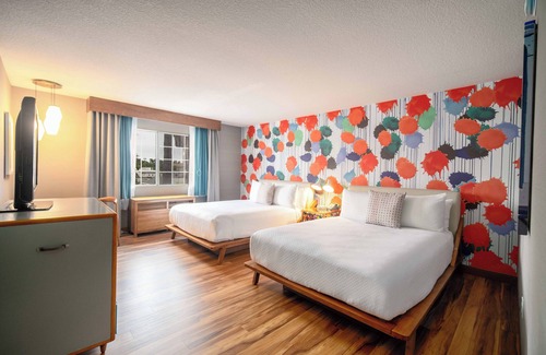 Venice Hotel | Discover The Kinney - Venice Beach with Pool and Spa Access