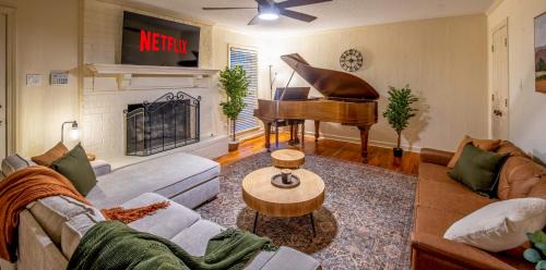 Ellendale House | Experience The Kirby House: Hot Tub, Game Rooms & Gym