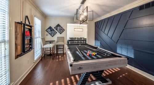 Ellendale House | Experience The Kirby House: Hot Tub, Game Rooms & Gym