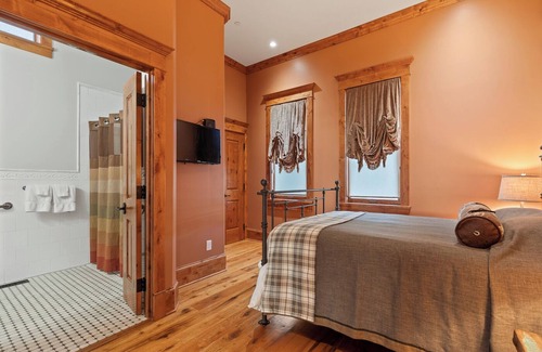 Custer Hotel | Experience Comfort at The Kleemann House with Spa & Kitchen