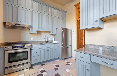 Custer Hotel | Experience Comfort at The Kleemann House with Spa & Kitchen