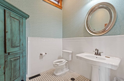 Custer Hotel | Experience Comfort at The Kleemann House with Spa & Kitchen