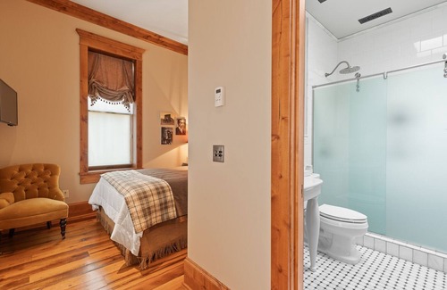 Custer Hotel | Experience Comfort at The Kleemann House with Spa & Kitchen