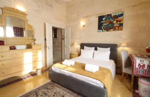 Birgu House | Historic Haven: The Knight Overlooking Birgu's Central Square