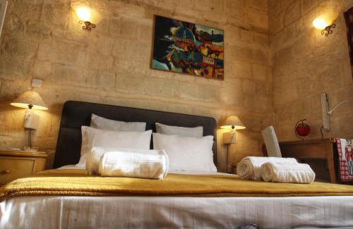 Birgu House | Historic Haven: The Knight Overlooking Birgu's Central Square