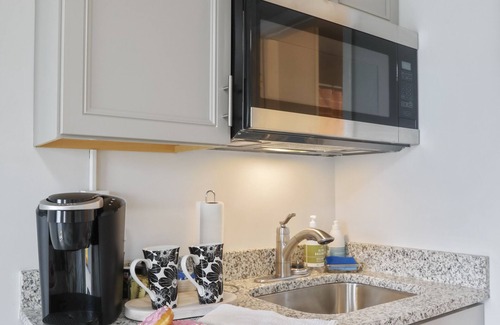 Martinsburg Hotel | Experience The Knolls: Guest Rated 10/10 with Kitchen & Breakfast