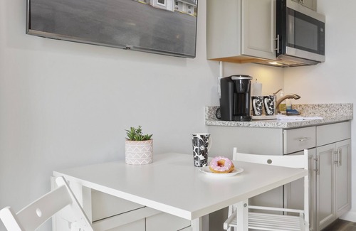 Martinsburg Hotel | Experience The Knolls: Guest Rated 10/10 with Kitchen & Breakfast