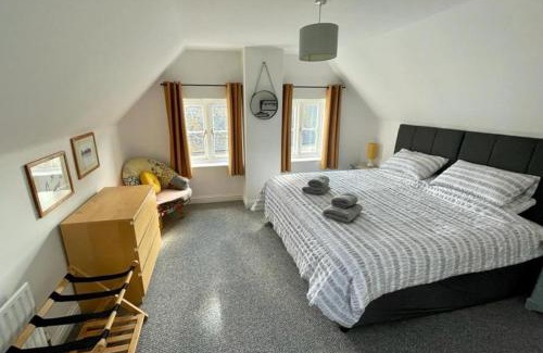 Bridport Apartment | Guest Rated 10/10: Family-Friendly 3 Bedroom Retreat