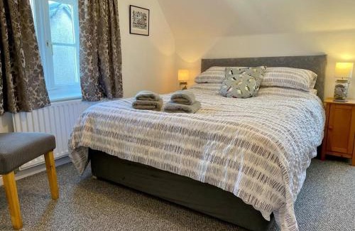 Bridport Apartment | Guest Rated 10/10: Family-Friendly 3 Bedroom Retreat