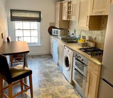 Bridport Apartment | Guest Rated 10/10: Family-Friendly 3 Bedroom Retreat