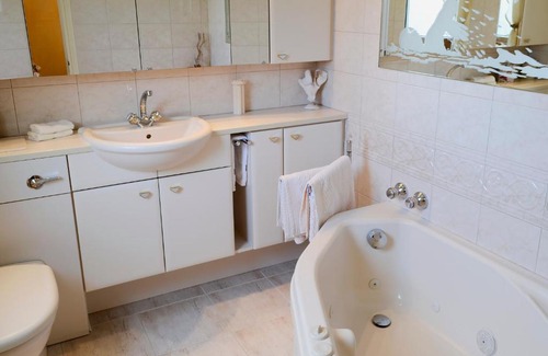 Reay House | Family-Friendly Stay at The Knowes - 4-Star Comfort