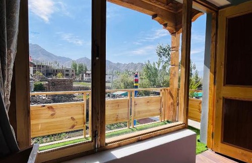 Leh House | Exceptional Stay at The Koi: Pet-Friendly and Breakfast Included