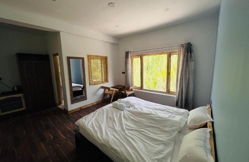 Leh House | Exceptional Stay at The Koi: Pet-Friendly and Breakfast Included