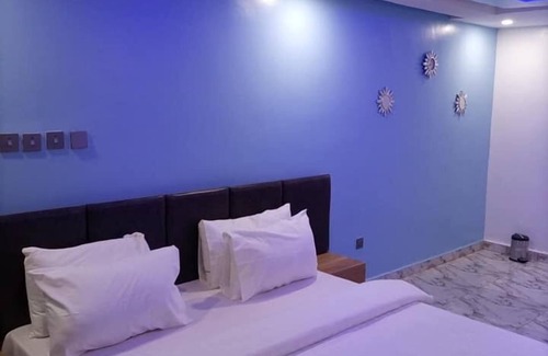 Jos Hotel | Elegant Kramius Inn in Jos: Family-Friendly Dining Awaits