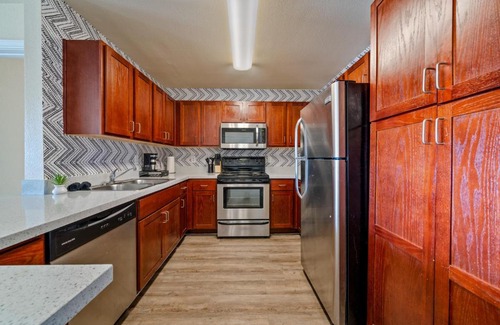 Bay Area Apartment | Guest Favorite: The Kristi 432 with Family-Friendly Amenities