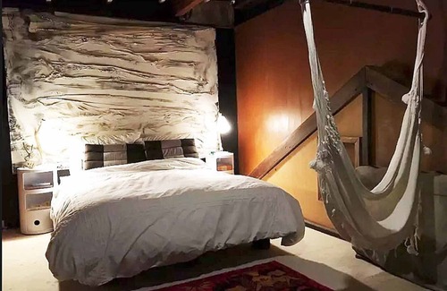 Middle Pocket Cabin | Discover The Kyoto Barn - Treehouse with Spa & Hot Tub