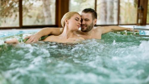 La Grande Hotel | Pet-Friendly Getaway at The La Grande Inn with Pool & Hot Tub