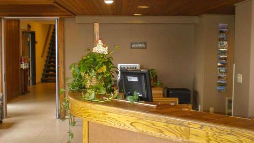 La Grande Hotel | Pet-Friendly Getaway at The La Grande Inn with Pool & Hot Tub