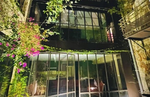 Rochefort House | Top-Rated Getaway at The Lady of Glass with Kitchen Access