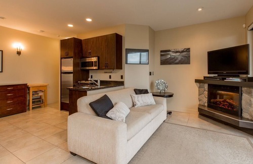 Regional District of Nanaimo Apartment | Experience The Lagoon Suite at The Estuary Inn - Guest Rated 10/10