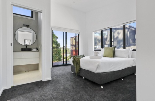 Merimbula Cabin | Relax at The Lake Apartment in Beautiful Merimbula