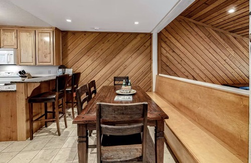 Lakeshore Condo | Inviting Lake House Condo with Pool and Hot Tub Amenities