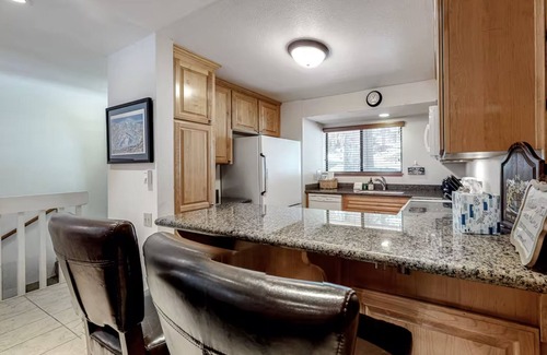 Lakeshore Condo | Inviting Lake House Condo with Pool and Hot Tub Amenities