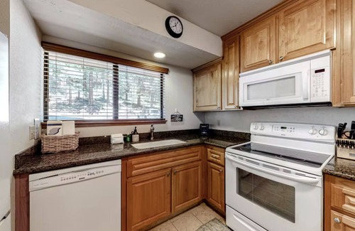 Lakeshore Condo | Inviting Lake House Condo with Pool and Hot Tub Amenities