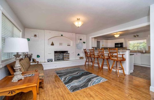 Salina House | Experience The Lake House At Hudson: Rated 10/10 Stay!