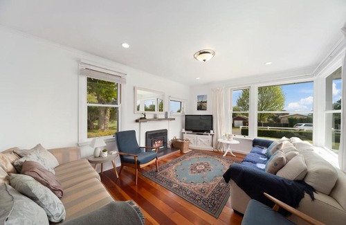 Waitetoko House | Discover The Lake House Garden - Family-Friendly Retreat