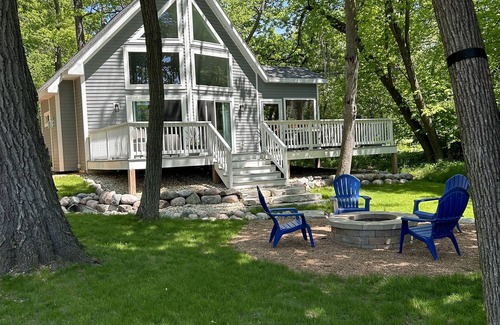 Como House | Relaxing Lake House Retreat Steps from the Water's Edge