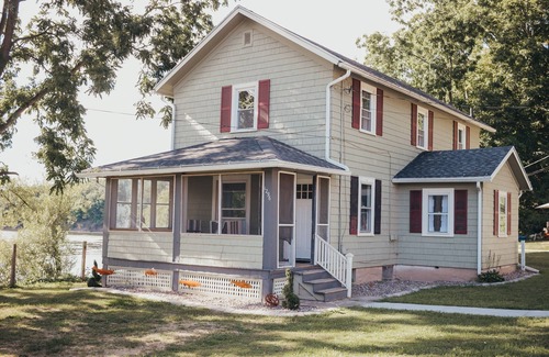 Kent House | Experience The Lake House on the Oak Orchard with Breakfast