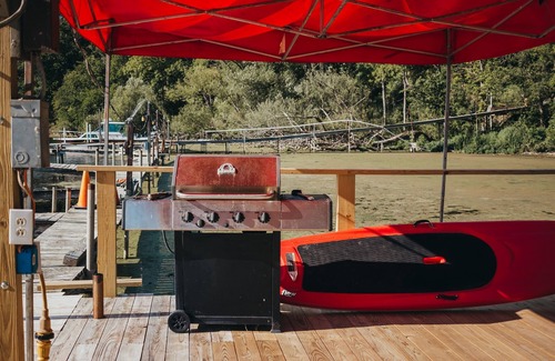 Kent House | Experience The Lake House on the Oak Orchard with Breakfast