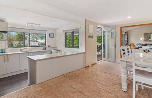 Motuoapa Cottage | Family-Friendly Lake House in Beautiful Taupo